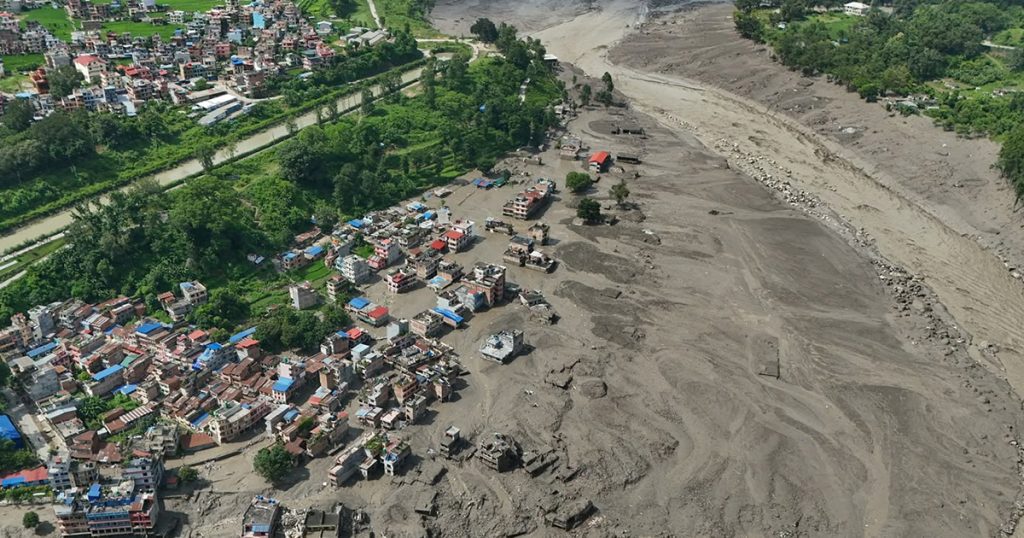Katastrofa u Nepalu i Kini: Voda nosi sve pred sobom, najmanje 98 mrtvih (VIDEO) Foto: Tanjug/AP