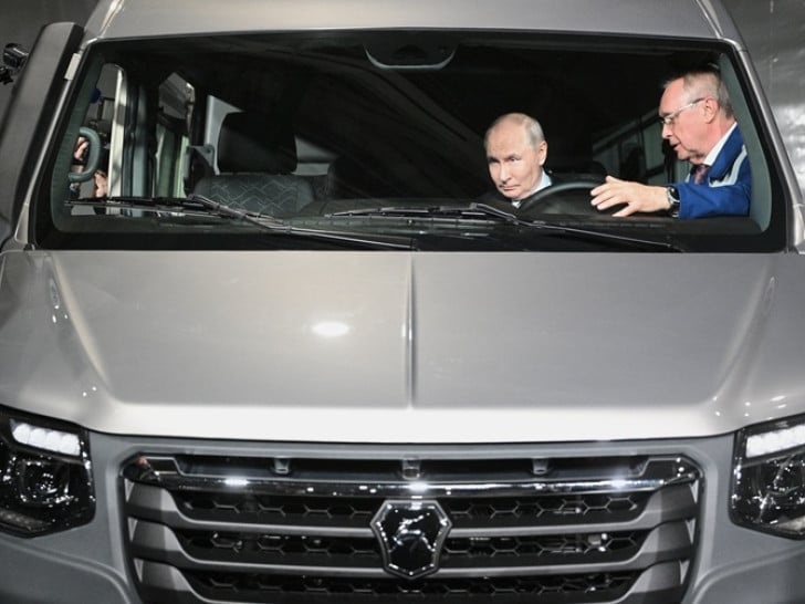 Putin sjeo za volan nove „Volge K50“ i oduševio se vožnjom (VIDEO)