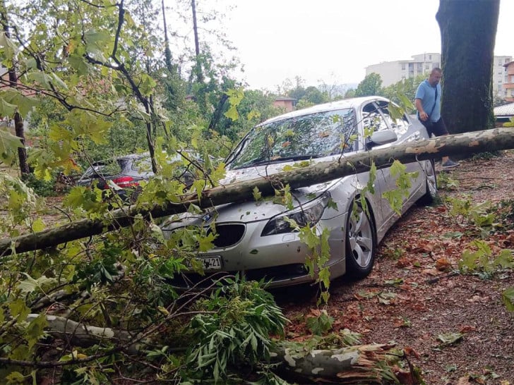 Vozač u Prnjavoru za dlaku izbjegao nesreću (VIDEO) Foto: SRNA
