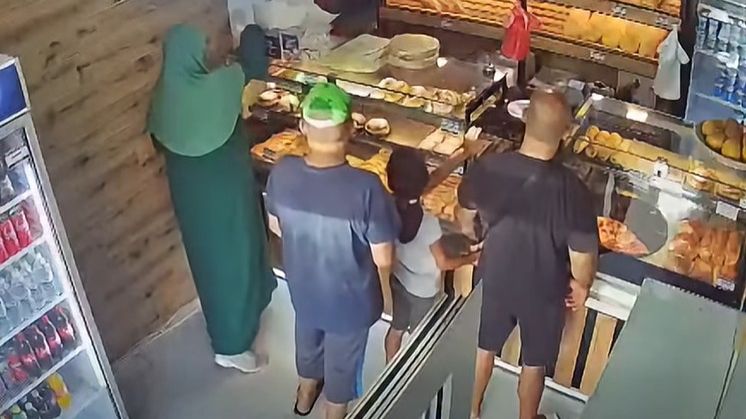 Video / Pokrivena žena iz pekare ukrala tri kutije za sadaku Foto: Screenshot