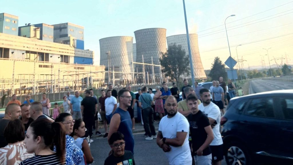 Građani se okupili ispred Termoelektrane Tuzla zbog zagađenja: Traže hitnu reakciju nadležnih Foto: Avaz