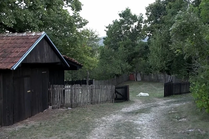 SRAMOTA KOD BIHAĆA: Srpski povratnici 30 godina bez struje – žele li da ljudi napuste Očijevo?