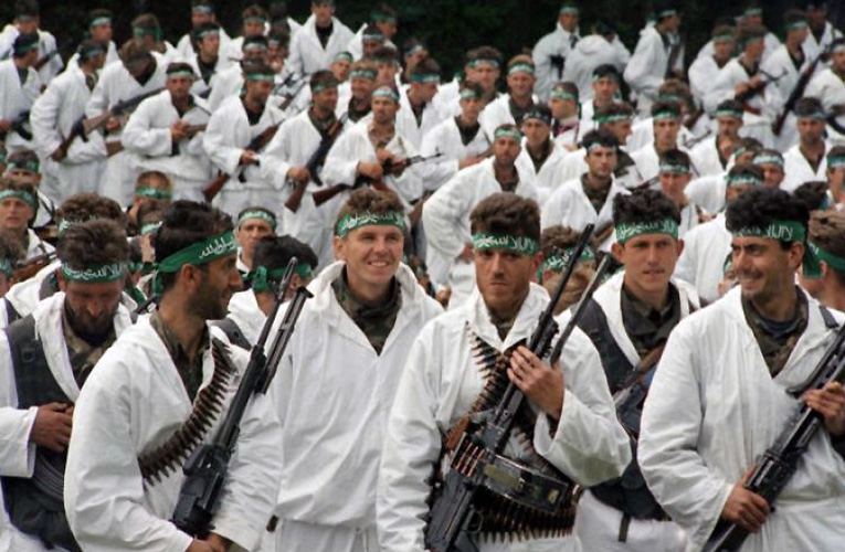Sarajevo se zgražava nad vojnim počastima Mladiću, a haškog osuđenika Rasima Delića sahranili uz državne i vojne počasti