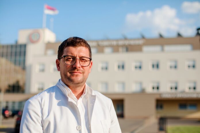 „Lov“ na Srbe se nastavlja: Pronašli objavu hirurga iz Bijeljine, sada traže da ostane bez angažmana u Orašju