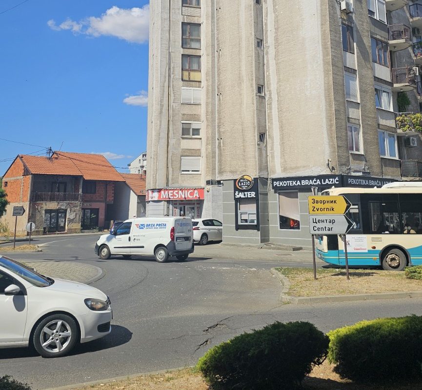 DRAMA U BIJELJINI: Obrušio se dio fasade sa višespratnice, komadi pali na vozilo u kružnom toku