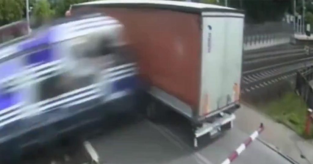 Voz udario u kamion iz BiH, objavljen dramatičan snimak: „Dajte gas, probijte rampu“ (VIDEO) Foto: Screenshot/X