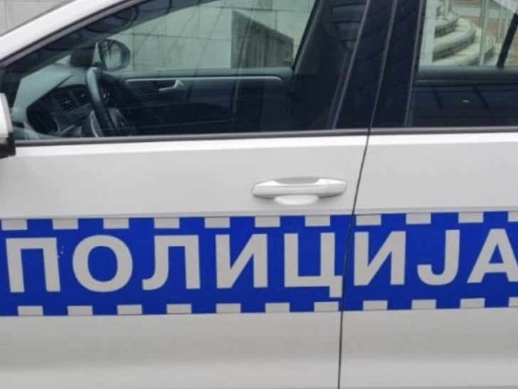 Foto: Hapšenje u Gacku zbog nasilničkog ponašanja: Autom uletio u krug preduzeća