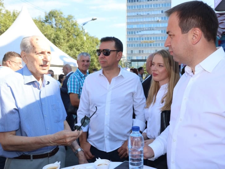 Selak sa građanima na Trgu Krajine: Politika mora da bude među ljudima Foto: Selak sa građanima na Trgu Krajine: Politika mora da bude među ljudima