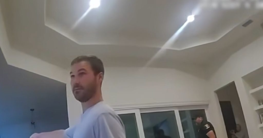 Neobičan gost u kupatilu: Policajci nisu mogli vjerovati (VIDEO) Foto: Facebook / Printscreen