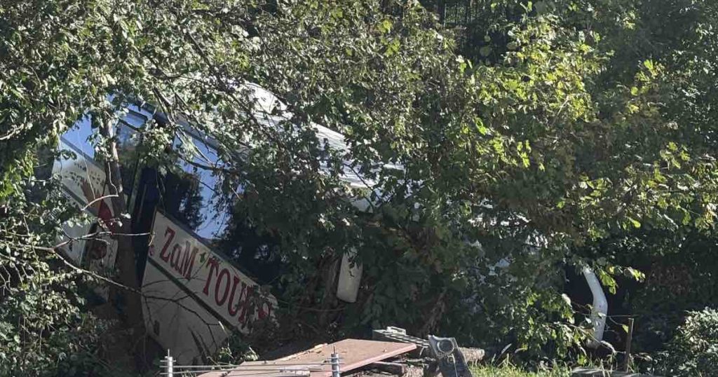 Autobus sletio kod Prnjavora: Dijelovi rasuti po putu