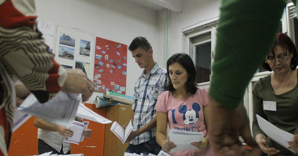 Šta u slučaju da se ne poklope elektronsko i ručno brojanje glasova? Foto: Arhiva