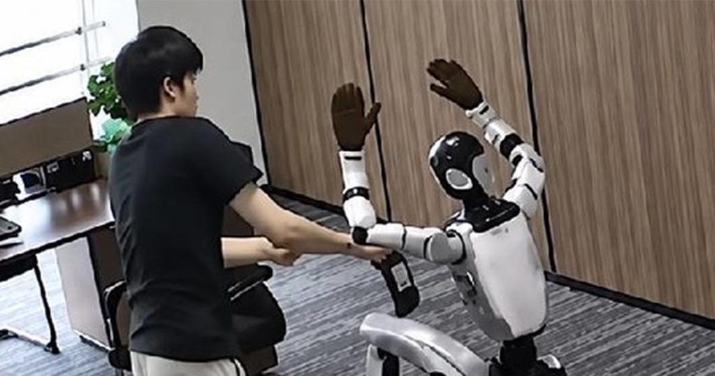 Robot udario programera, snimak izazvao reakcije (VIDEO)